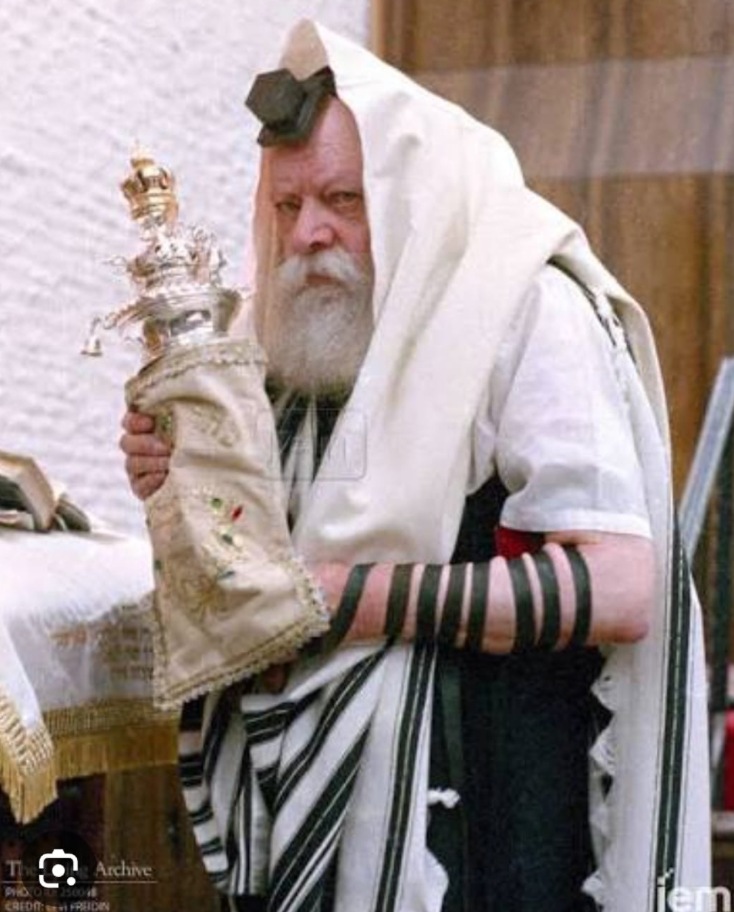 Pourquoi la soie est-elle utilisée à l'endroit du Talit Gadol qui repose sur la tête ?